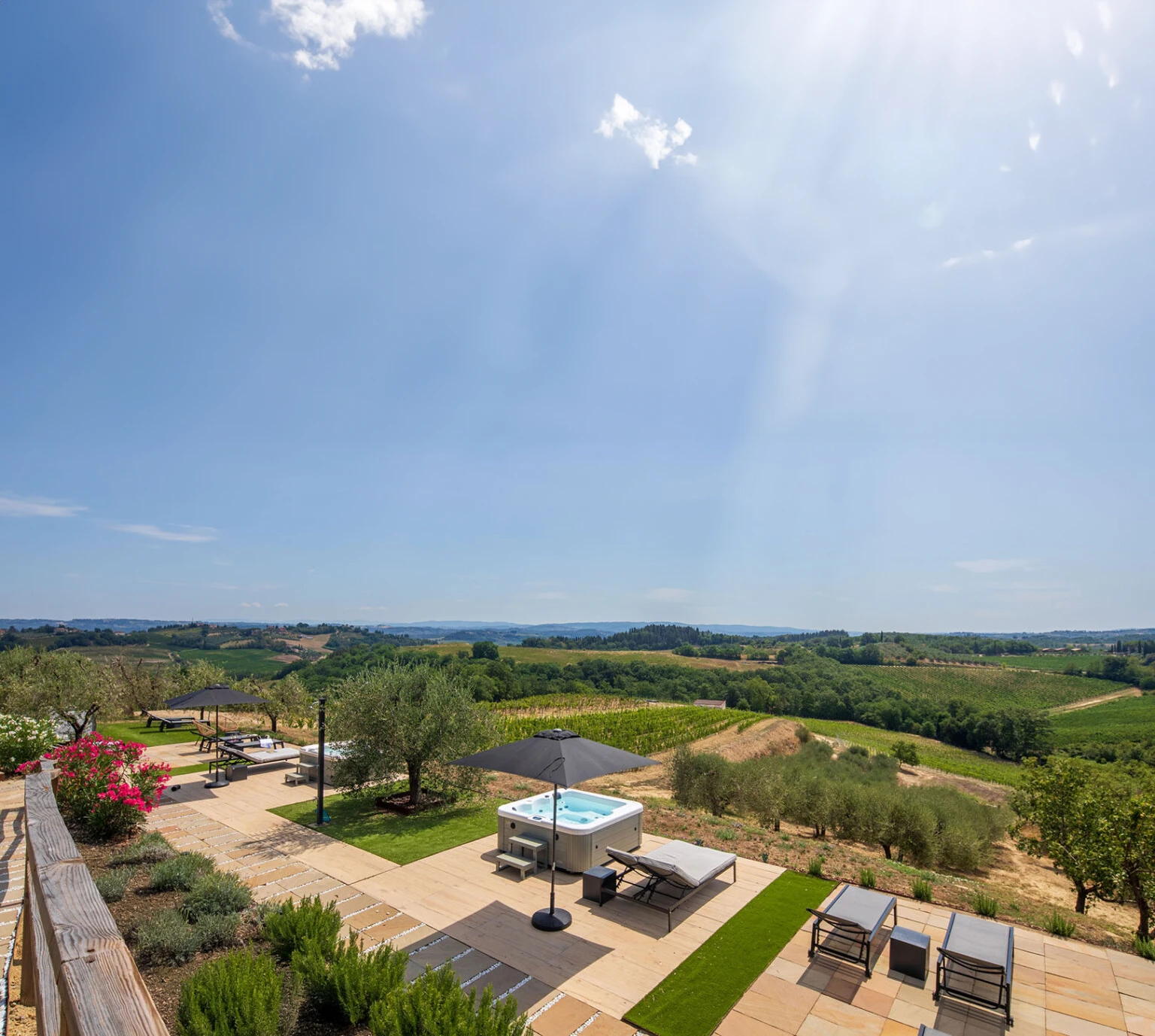 Podere La Quercia – terrace with hot tub seen from above